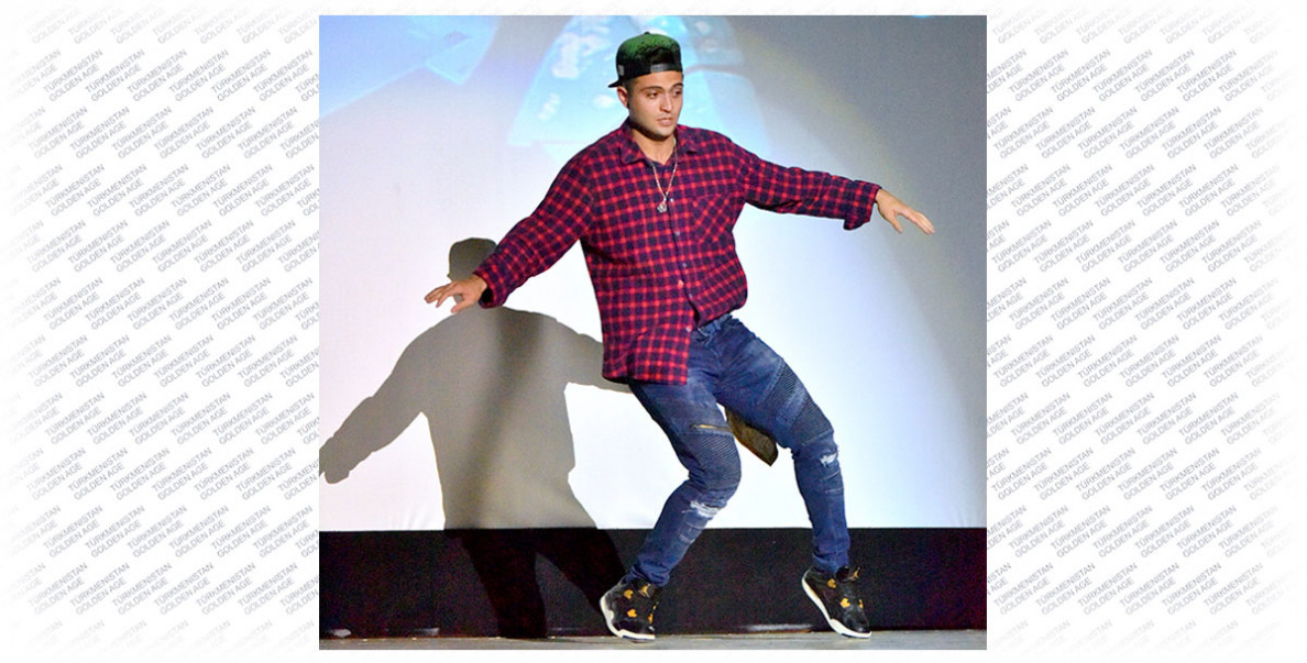 Sahna çykmak arzuwy amala aşýar