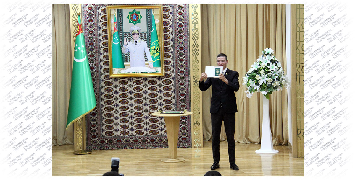 Вручены паспорта новым гражданам Туркменистана