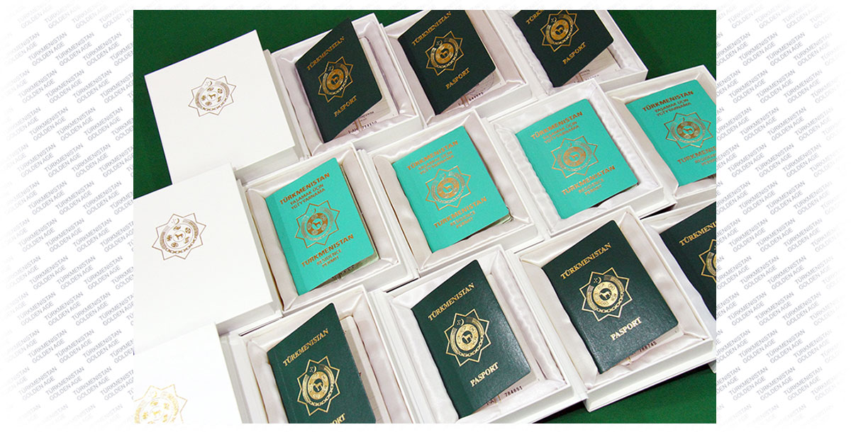 Türkmenistanyň täze raýatlaryna pasportlar gowşuryldy