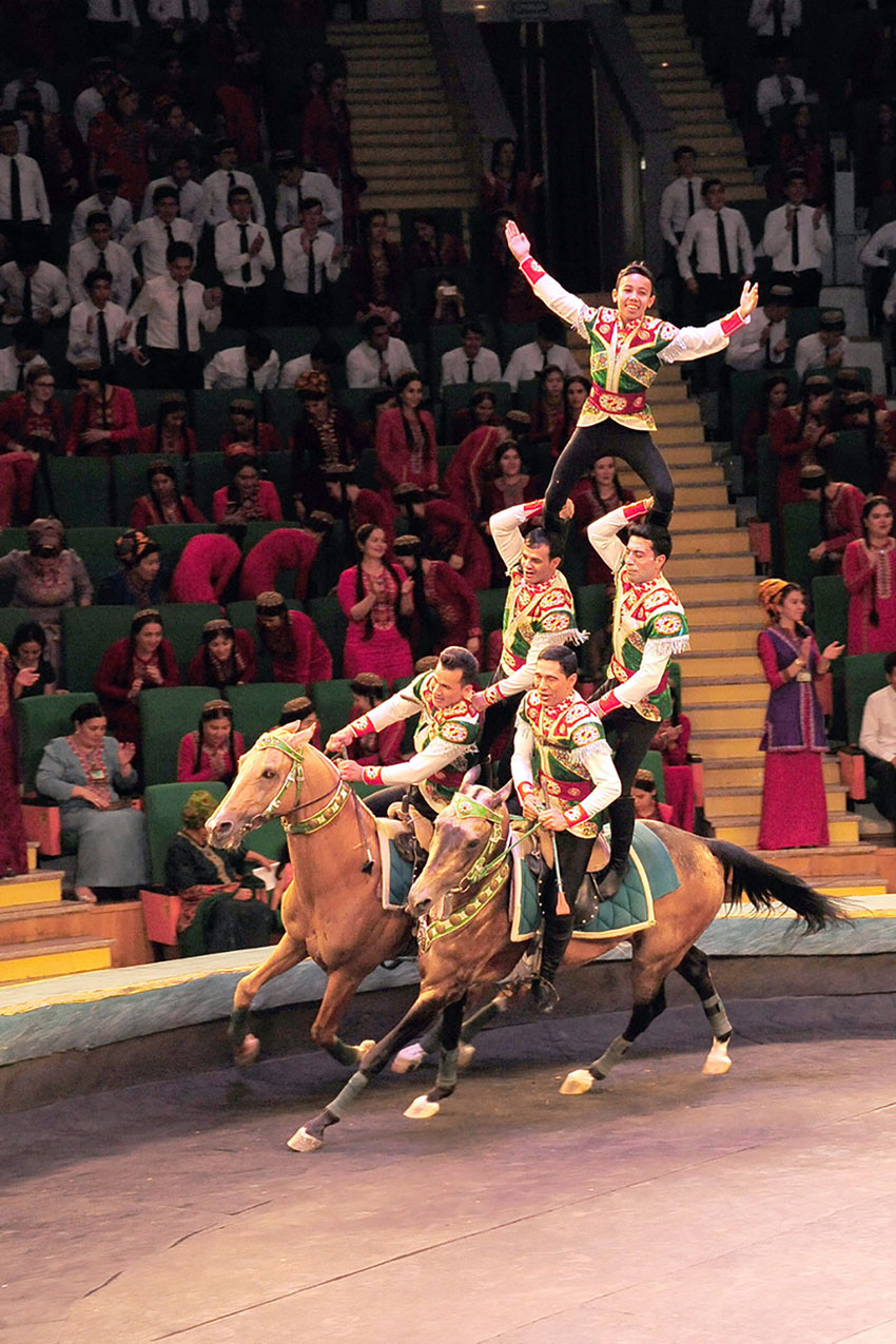 Ашхабадской публике представлена туркмено-американская цирковая программа 