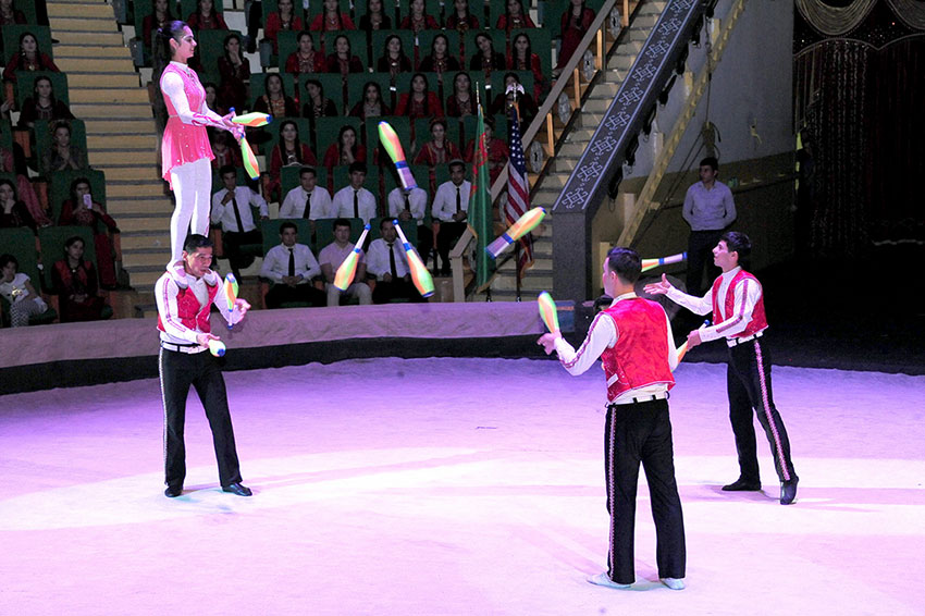 Ашхабадской публике представлена туркмено-американская цирковая программа 