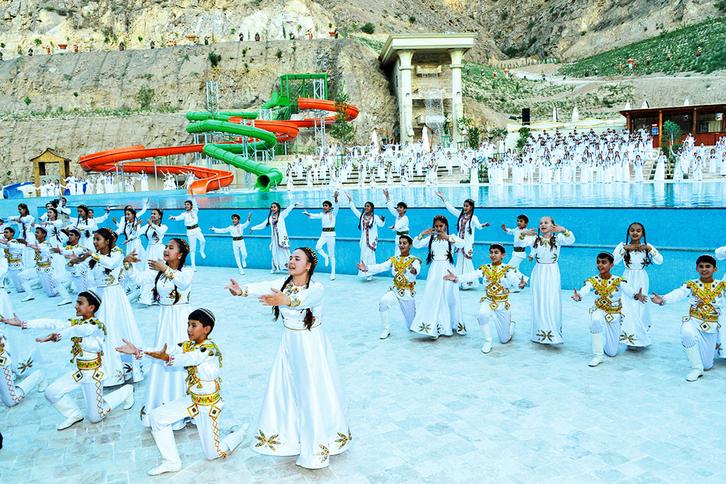 The Head of the State participates in the opening ceremony of Gala cultural and entertainment centre