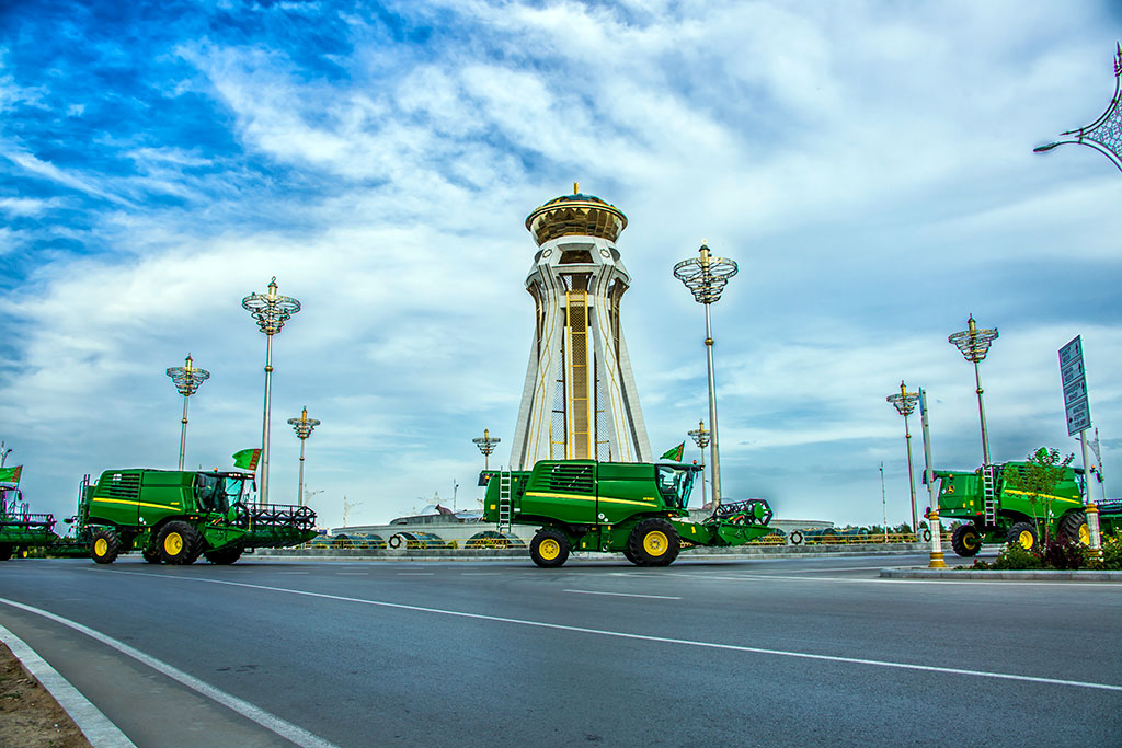 Türkmen wekiliýeti «John Deere» kompaniýasynyň zawodlarynda boldular