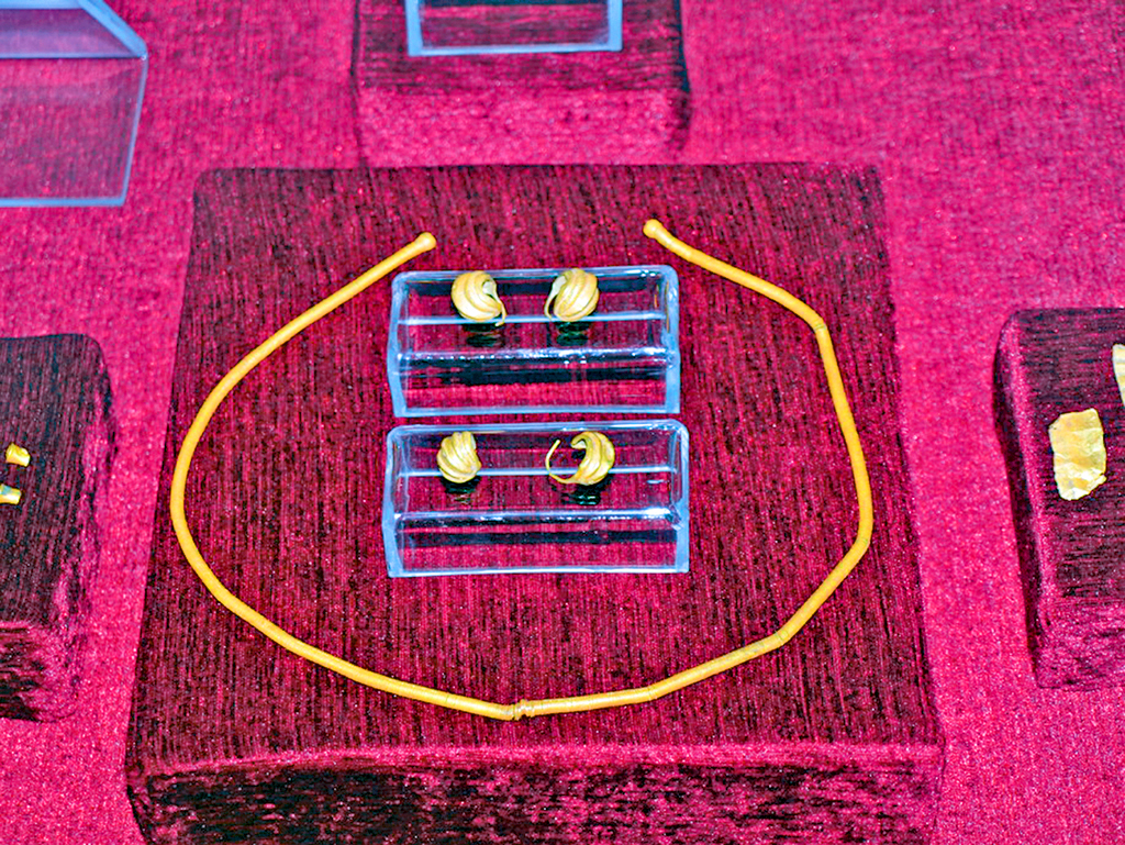 В древности и средневековье ювелирным изделиям приписывались магические свойства