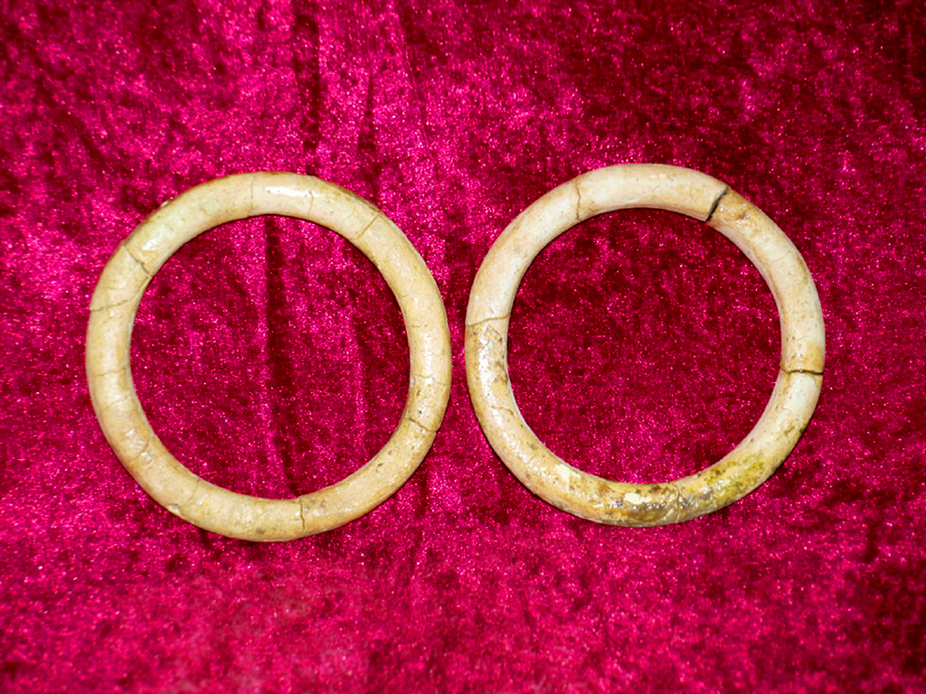 В древности и средневековье ювелирным изделиям приписывались магические свойства