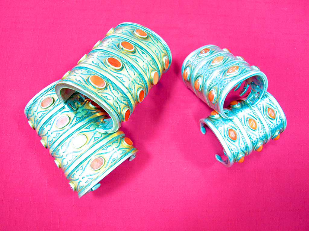 В древности и средневековье ювелирным изделиям приписывались магические свойства