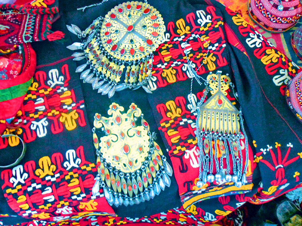 В древности и средневековье ювелирным изделиям приписывались магические свойства