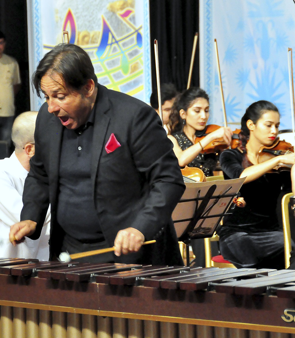 King of marimba Hen Cimbalista performs for Ashgabat public