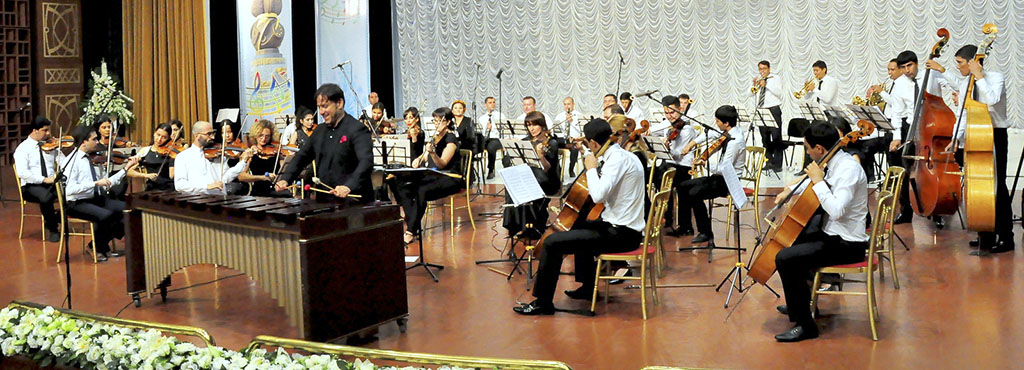 King of marimba Hen Cimbalista performs for Ashgabat public