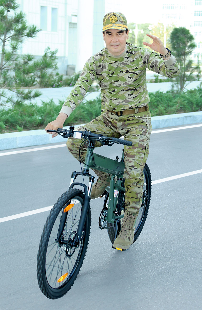 The President of Turkmenistan inspects the readiness of the Armed Forces