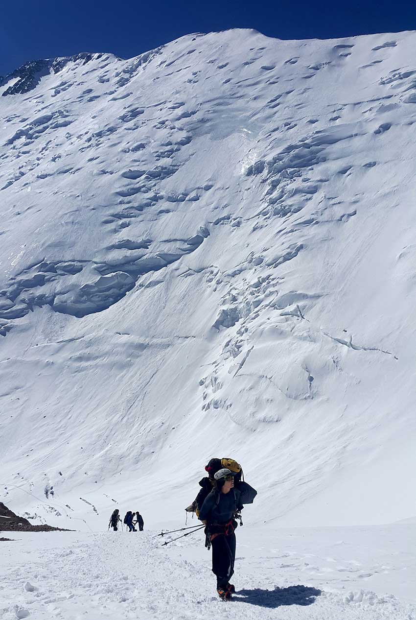 “Aşgabat 2017” Oýunlarynyň nyşany Pamiriň ýedi müň metrlik belentligine çykaryldy