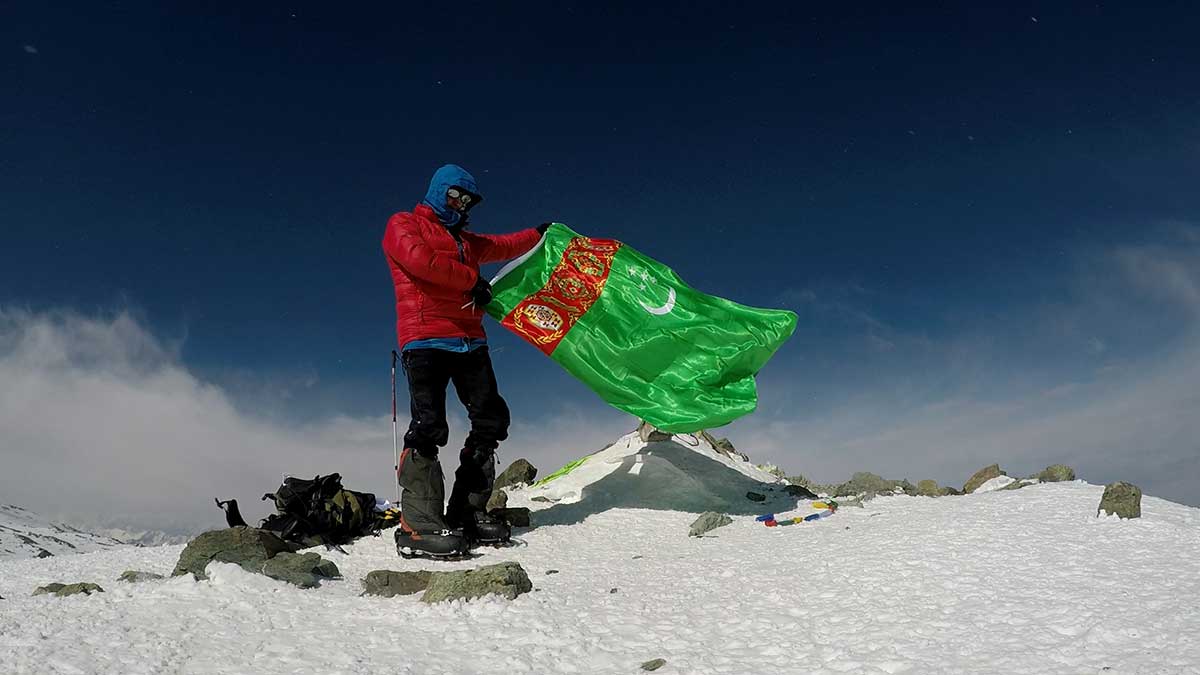 The the Symbol of V Asian Games is hoisted to one of 7000 meter mountain of the Pamirs