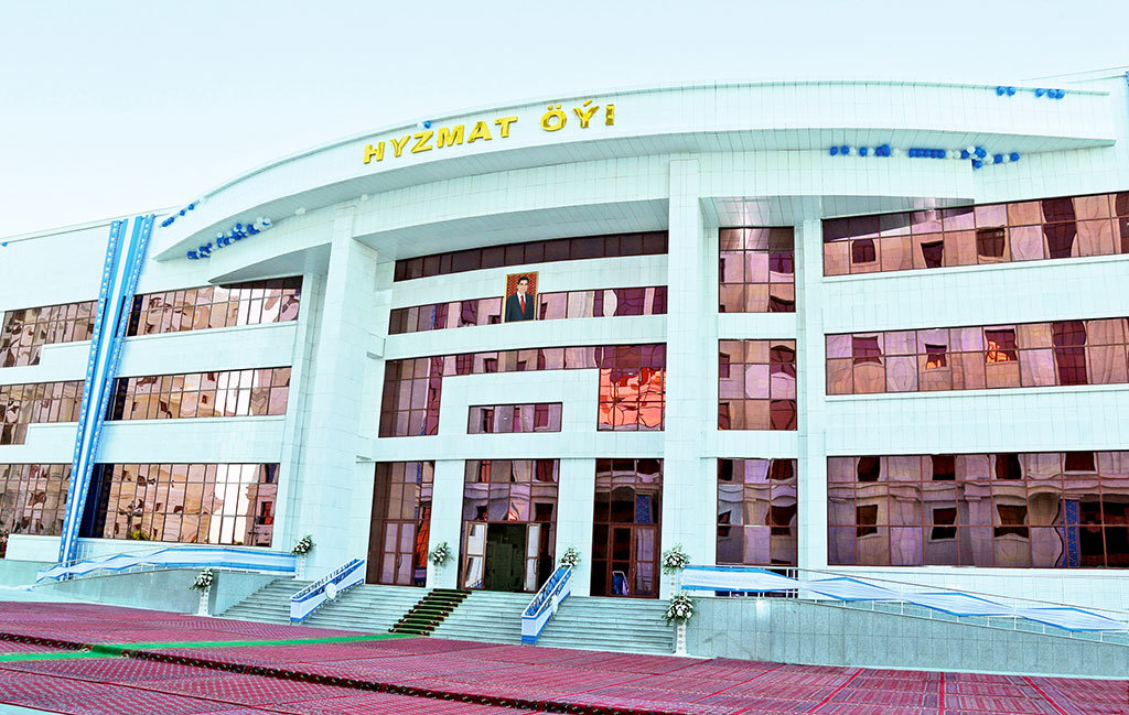 Hormatly Prezidentimiz Gurbanguly Berdimuhamedow ekologiýa çäresine we durmuş maksatly desgalaryň açylyş dabarasyna gatnaşdy