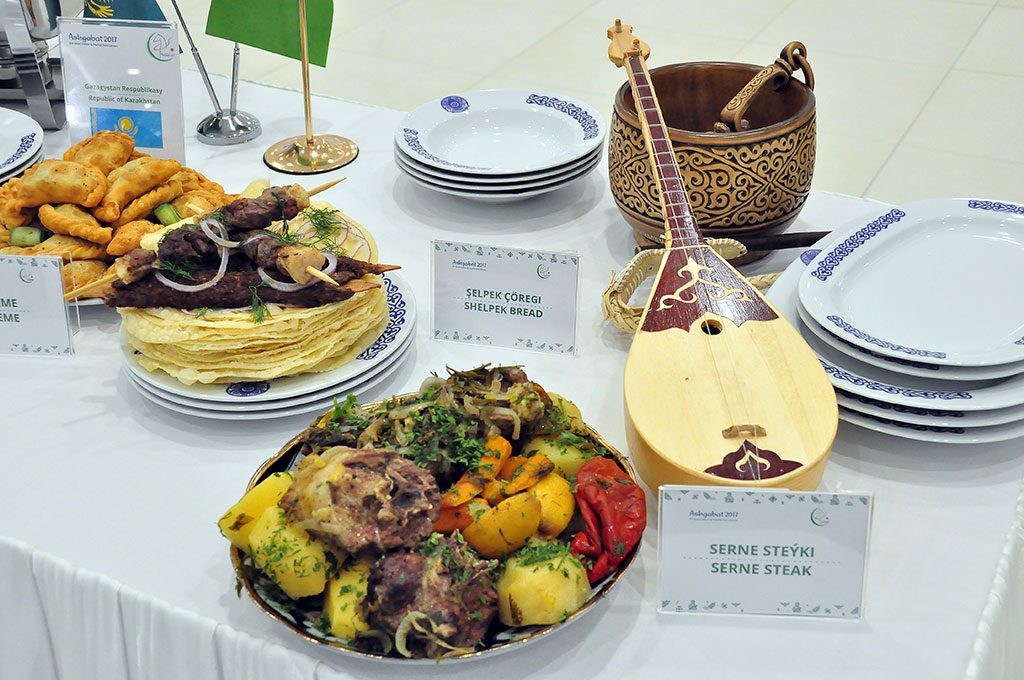 President Gurbanguly Berdimuhamedov visits “Dishes of 2017 Asian Games” exhibition