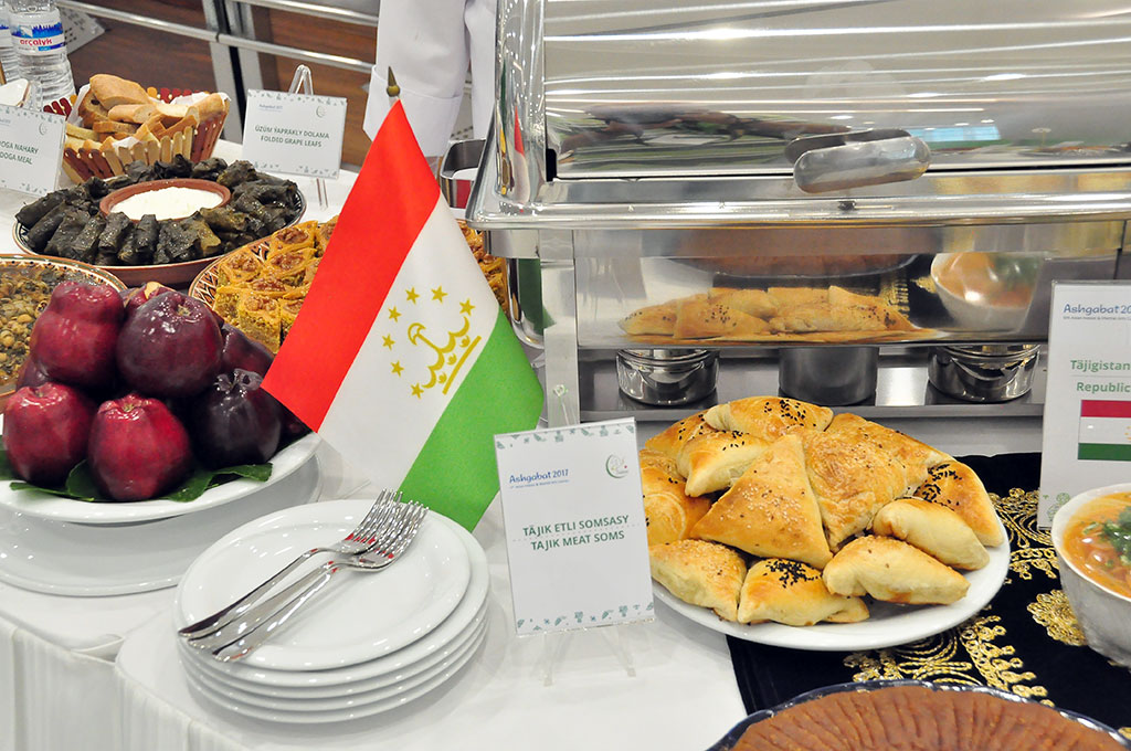 President Gurbanguly Berdimuhamedov visits “Dishes of 2017 Asian Games” exhibition