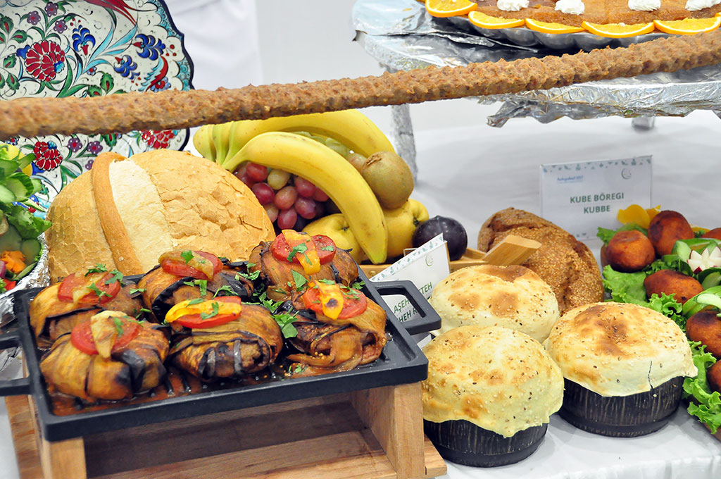 President Gurbanguly Berdimuhamedov visits “Dishes of 2017 Asian Games” exhibition