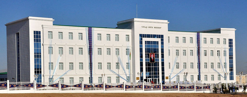 Туркменским первоклассникам от имени главы государства подарены нетбуки 