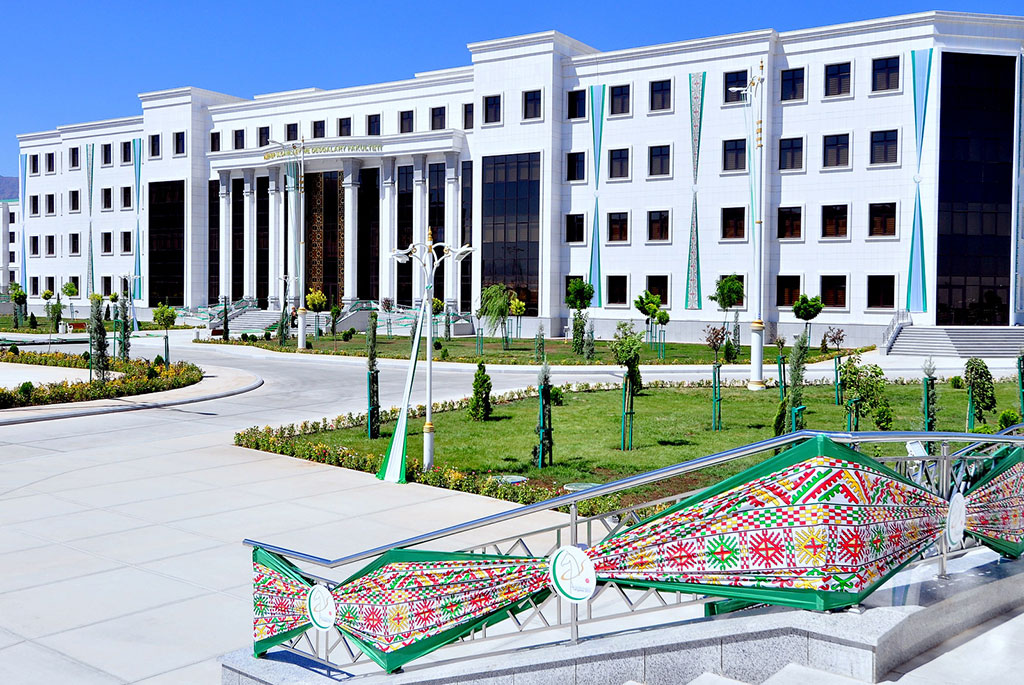 Bilimler we talyp ýaşlar güni täze bilim edaralarynyň açylmagy bilen beslendi