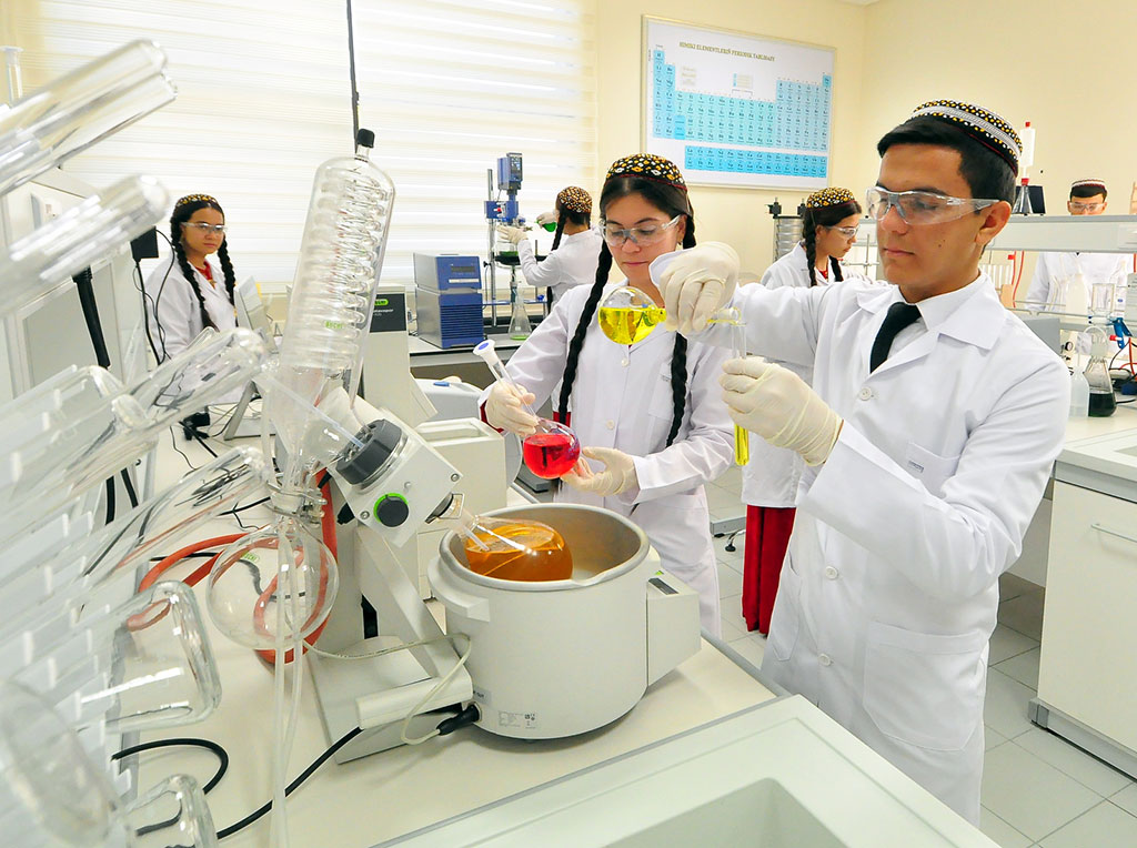 Bilimler we talyp ýaşlar güni täze bilim edaralarynyň açylmagy bilen beslendi