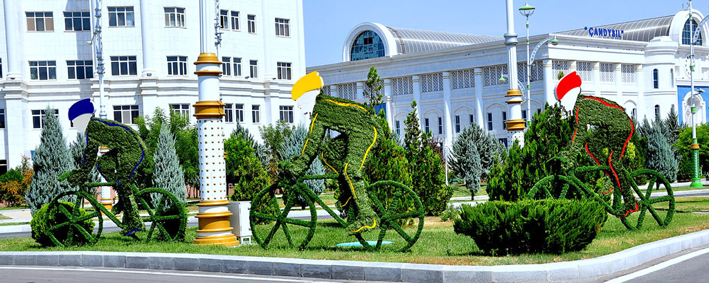 Türkmenistanyň paýtagty „Aşgabat 2017“ Oýunlaryny toý lybasyna beslenip garşy alýar