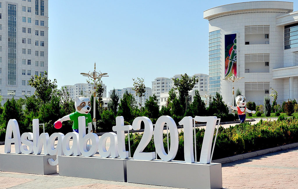 Türkmenistanyň paýtagty „Aşgabat 2017“ Oýunlaryny toý lybasyna beslenip garşy alýar