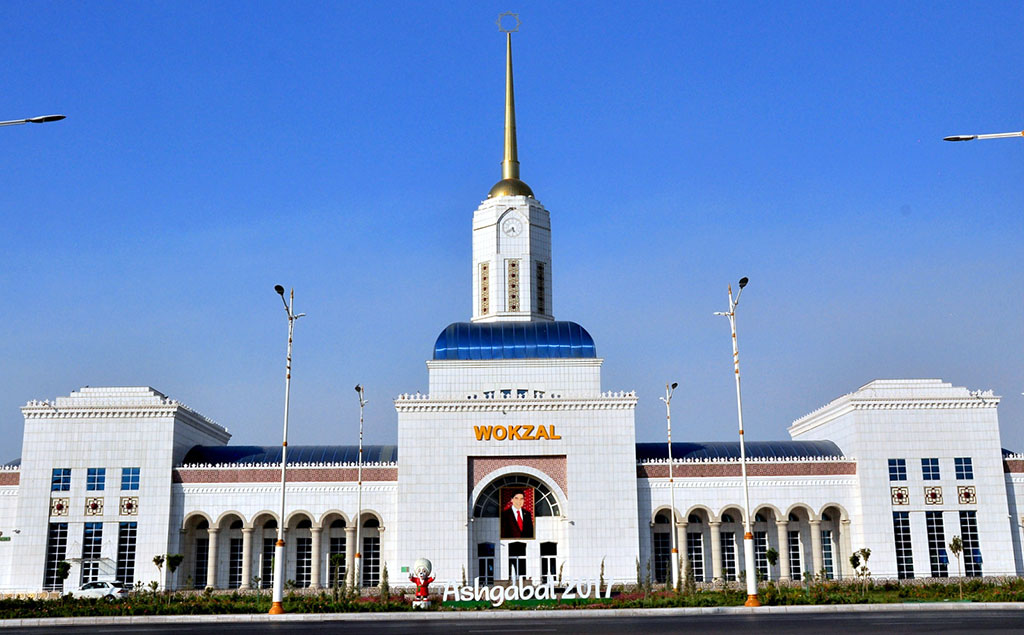 Türkmenistanyň paýtagty „Aşgabat 2017“ Oýunlaryny toý lybasyna beslenip garşy alýar