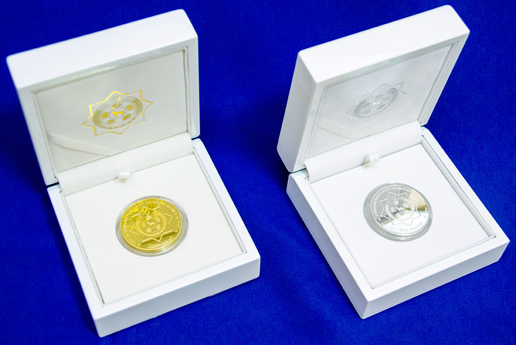 Commemorative coins and modified samples of banknotes dated to the 5th Asian indoor and martial arts games 
