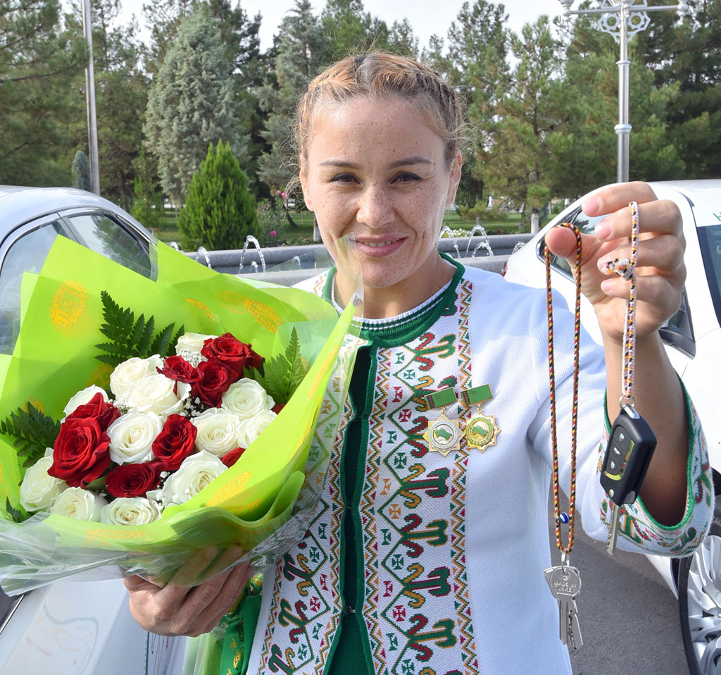 President Gurbanguly Berdimuhamedov commends the merits of Turkmen sportsman and coaches