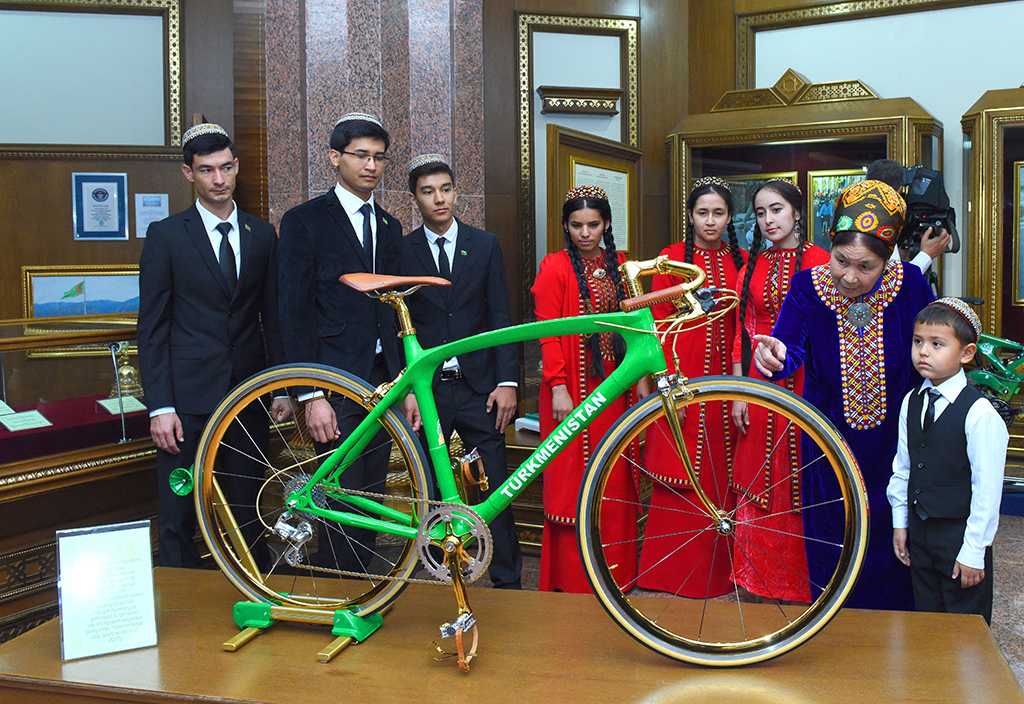 The present of Turkmen sportsmen to the Head of the State is passed to the Presidential Museum