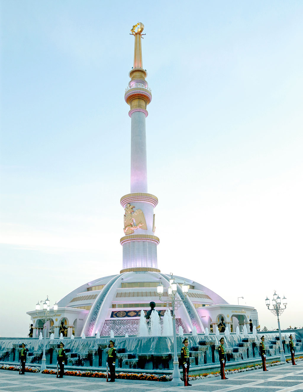 Gurbanguly Berdimuhamedov lays flowers to the Monument of Independence