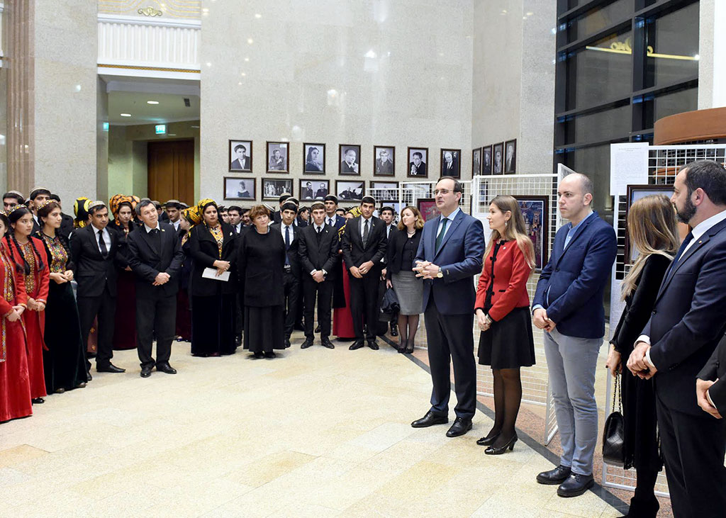 Romanian Opera singer Irina Iordachescu appeared before the Ashgabat audience 