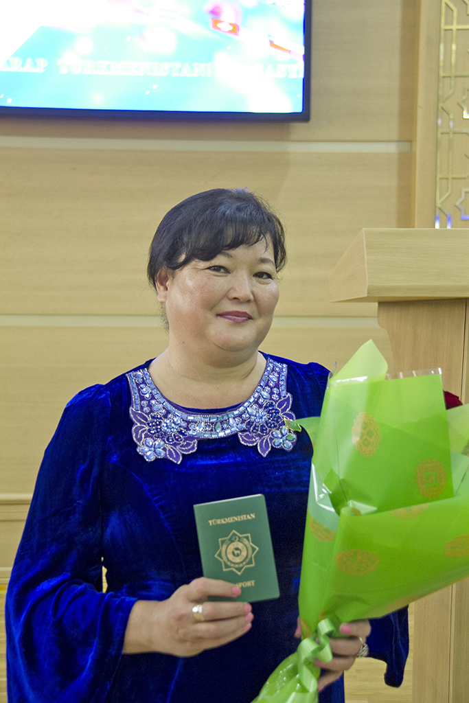 The ceremony of handing passports to new citizens of the country