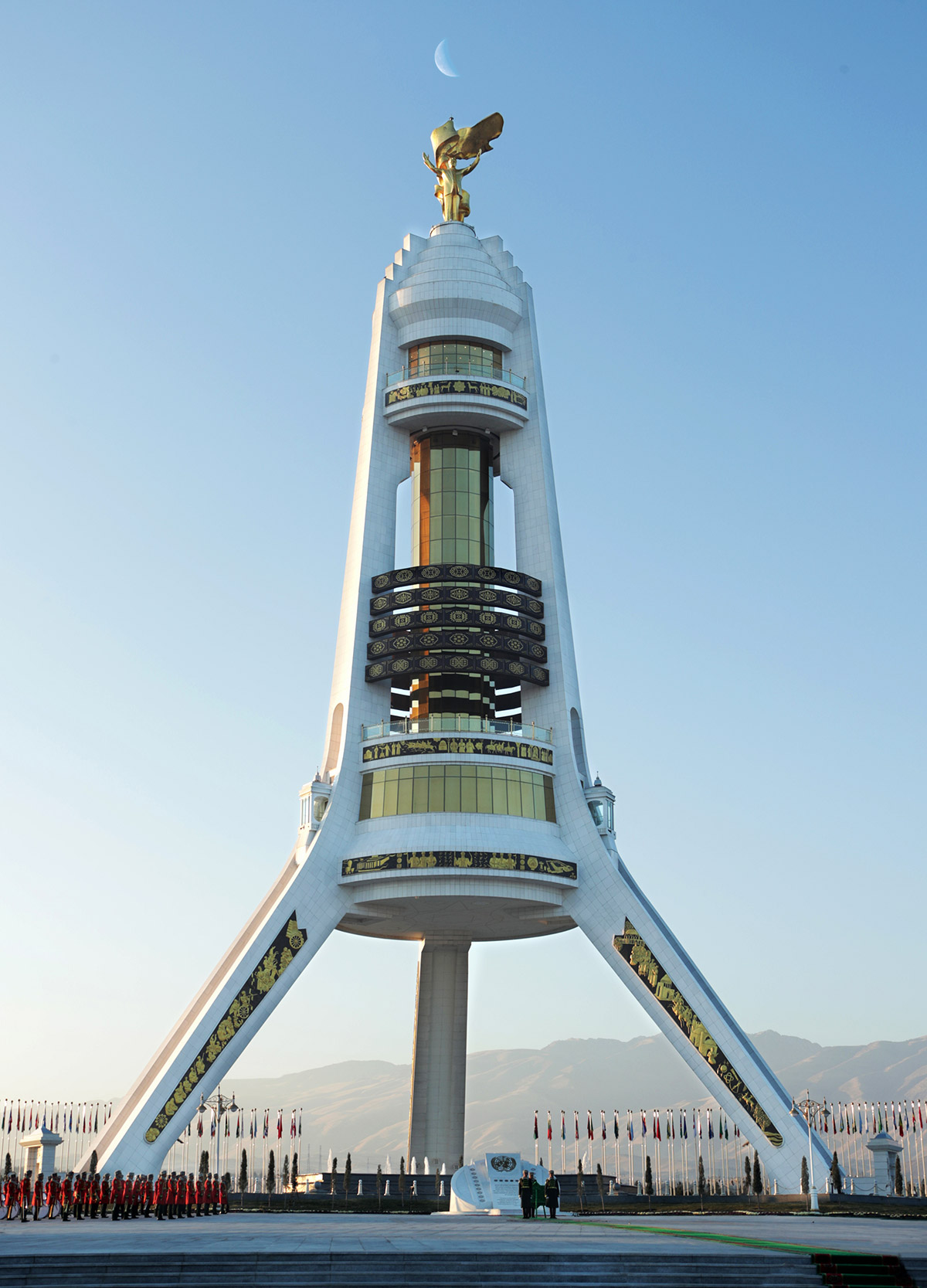 President Gurbanguly Berdimuhamedov lays flowers to the Neutrality Monument