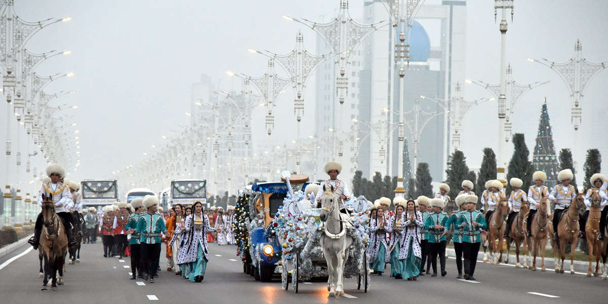 The main New Year tree of the country turns on the lights 
