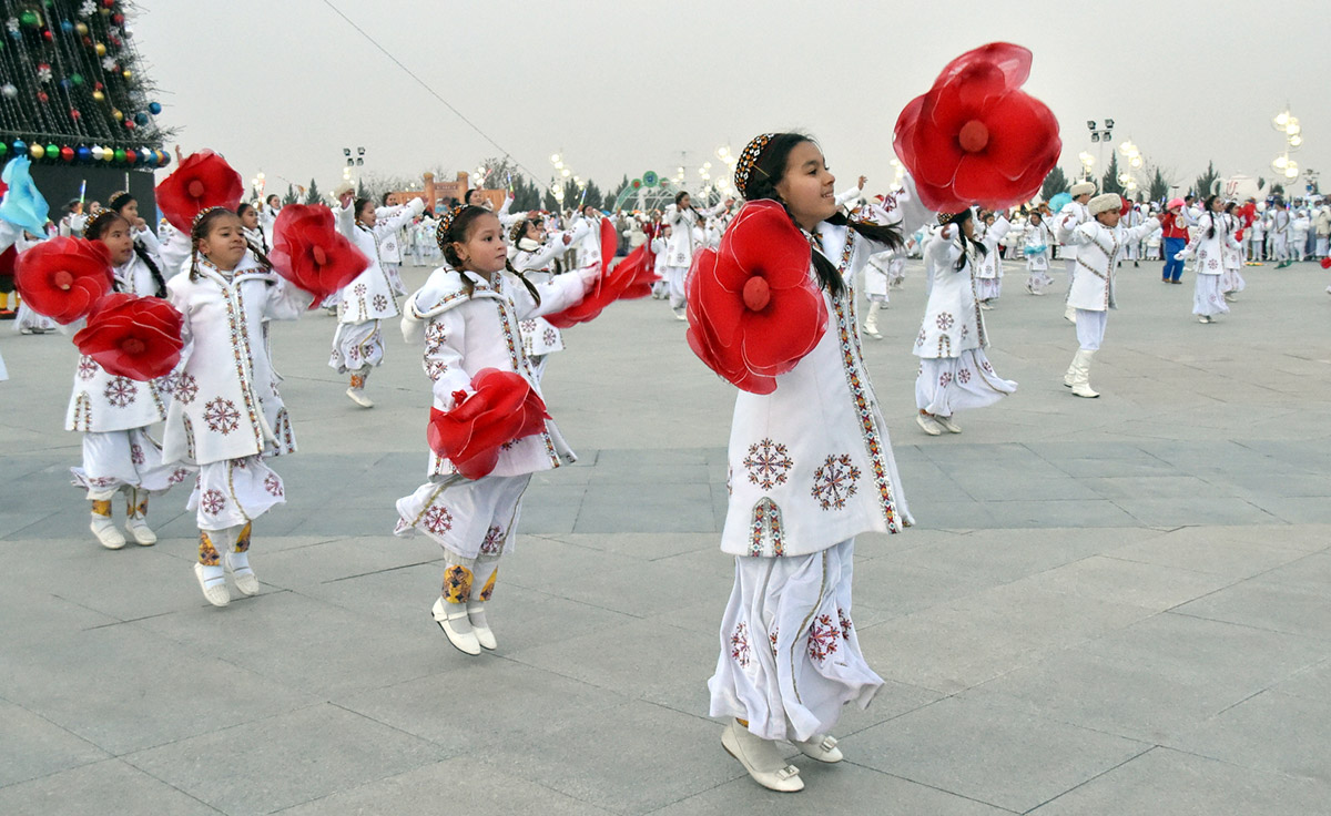 The main New Year tree of the country turns on the lights 