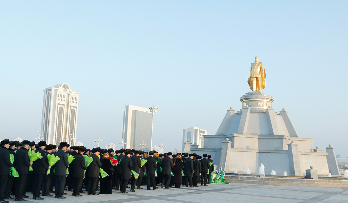 President Gurbanguly Berdimuhamedov participates in the events dedicated to the memory of the first head of Turkmen State 