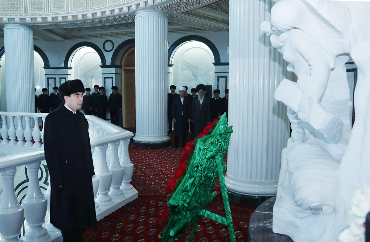 President Gurbanguly Berdimuhamedov participates in the events dedicated to the memory of the first head of Turkmen State 