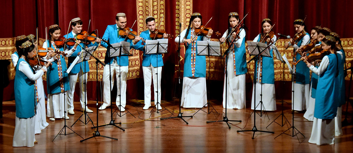 American musicians and students of the Turkmen National Conservatoire present Christmas gift to Ashgabat citizens 