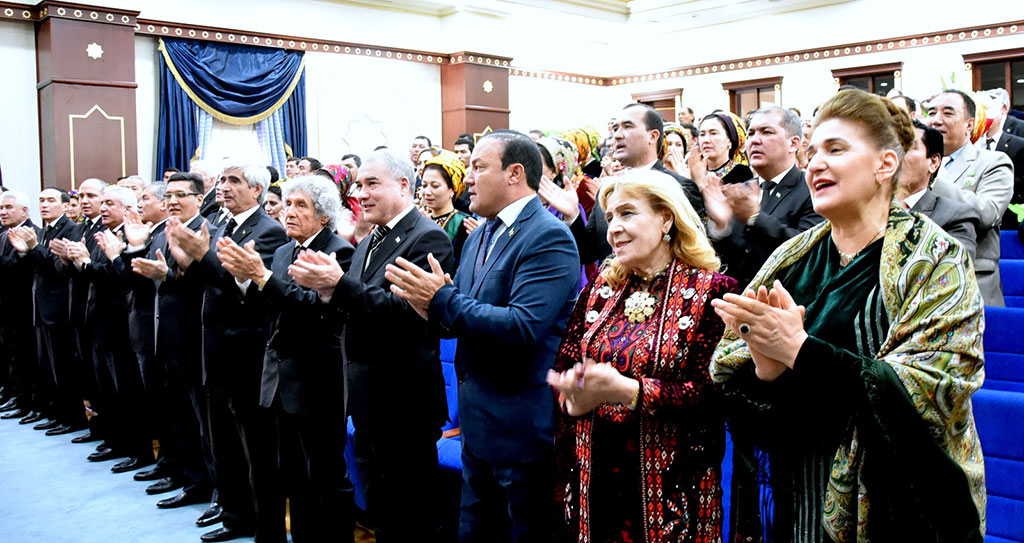 Cultural and art personnel congratulate Saragt Babayev on the award of the title of of Honoured Elder of the Nation