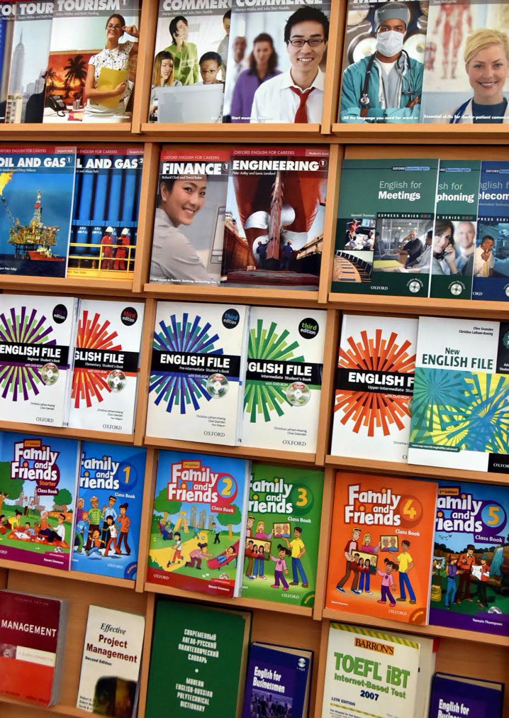 Ýokary we orta bilim ulgamynyň hünärmenleri daşary ýurt dillerini öwretmekdäki täzeçil usullary ara alyp maslahatlaşdylar