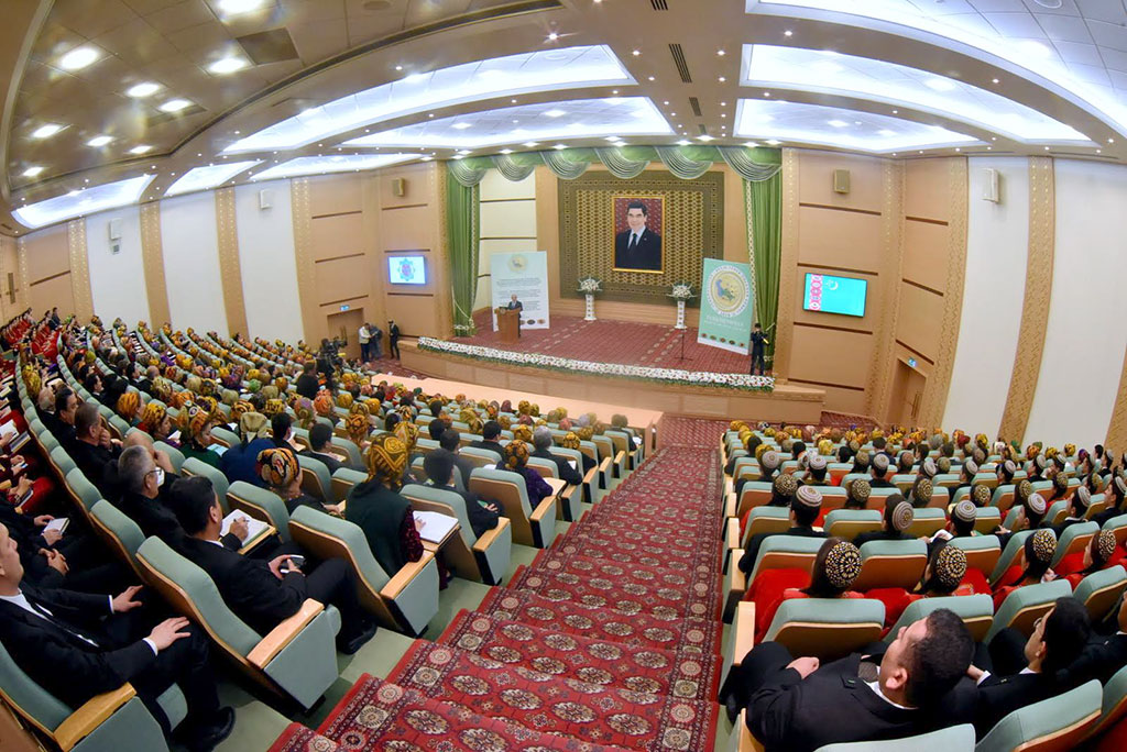 Ýokary we orta bilim ulgamynyň hünärmenleri daşary ýurt dillerini öwretmekdäki täzeçil usullary ara alyp maslahatlaşdylar