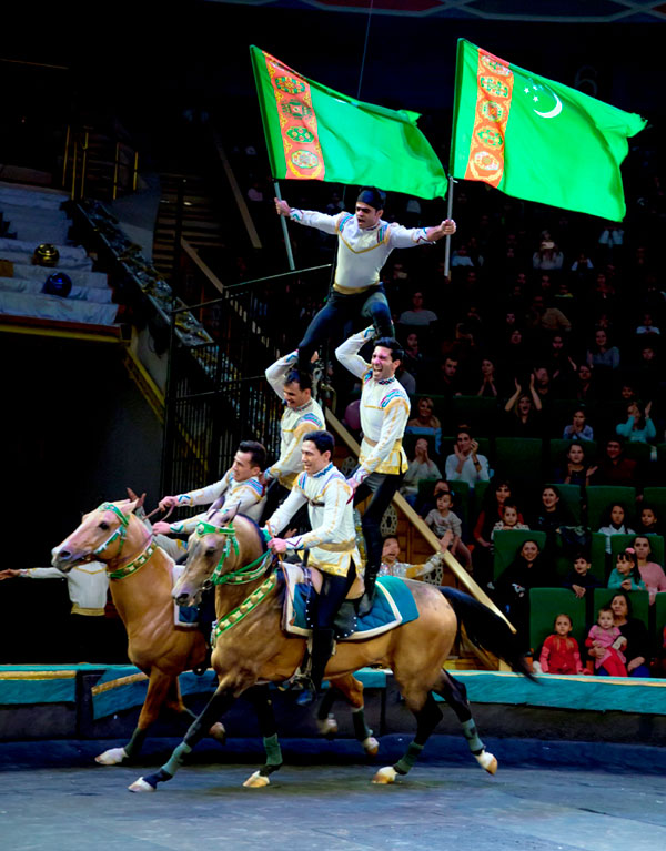 "Today and every day on the arena ...": from the history of the Turkmen circus art 