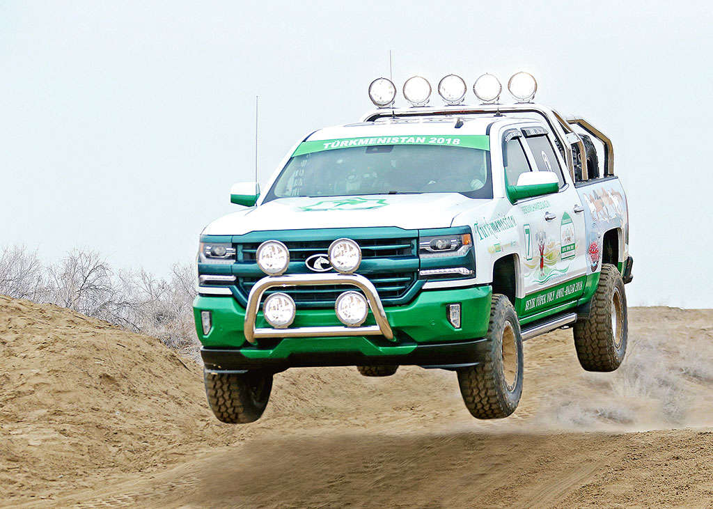 The Head of the State evaluates the potential of Karakum Desert for the development of automobile sports