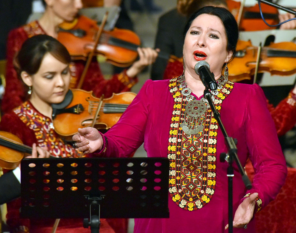 Resul Gylyjowyň ýolbaşçylygyndaky orkestr Nury Halmämmedowyň sazlaryny ýerine ýetirdi