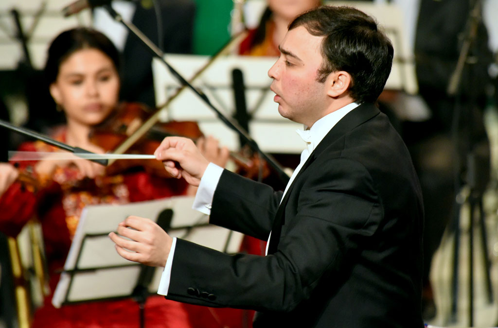 The symphony orchestra under the direction of Rasul Klychev performs Nury Halmamedov's compositions 