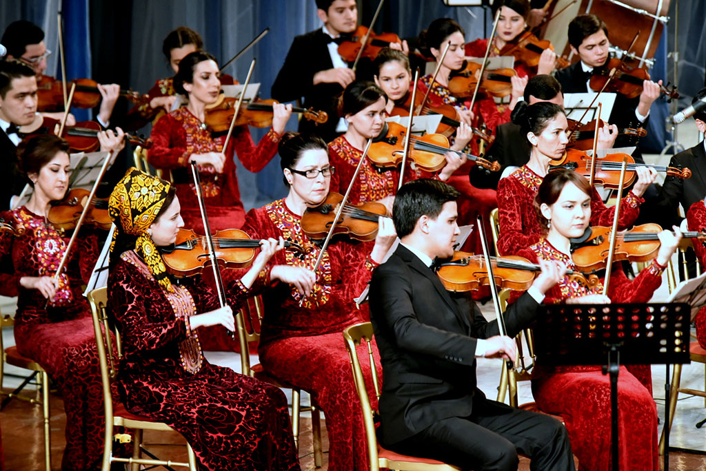 The symphony orchestra under the direction of Rasul Klychev performs Nury Halmamedov's compositions 