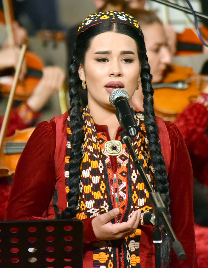 The symphony orchestra under the direction of Rasul Klychev performs Nury Halmamedov's compositions 