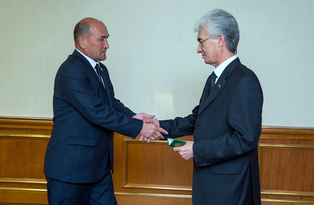 Mejlisiň täze deputatlar düzümine şahadatnamalar gowşuryldy