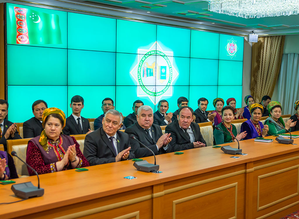 Parliamentarians of the new convocation receive certificates of deputies 