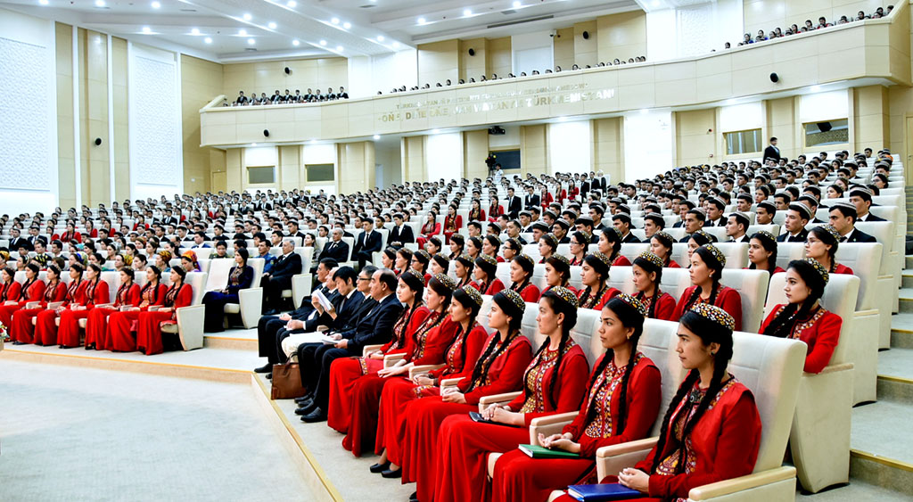 Bilim ulgamynyň hünärmenleri dil öwretmek konsepsiýasynyň durmuşa geçirilişiniň ugurlaryny ara alyp maslahatlaşdylar